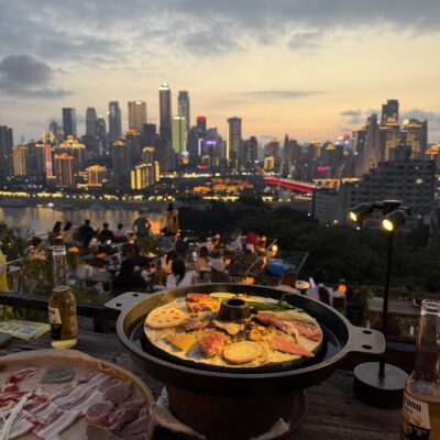 Zájazd Čína Chongqing hotpot s výhľadom na mesto pri západe slnka