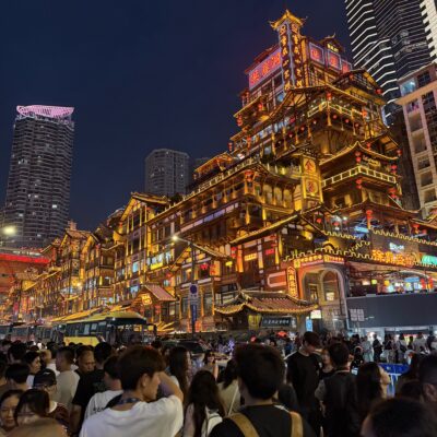 Čína zájazd Chongqing Hongyadong večerný pohľad